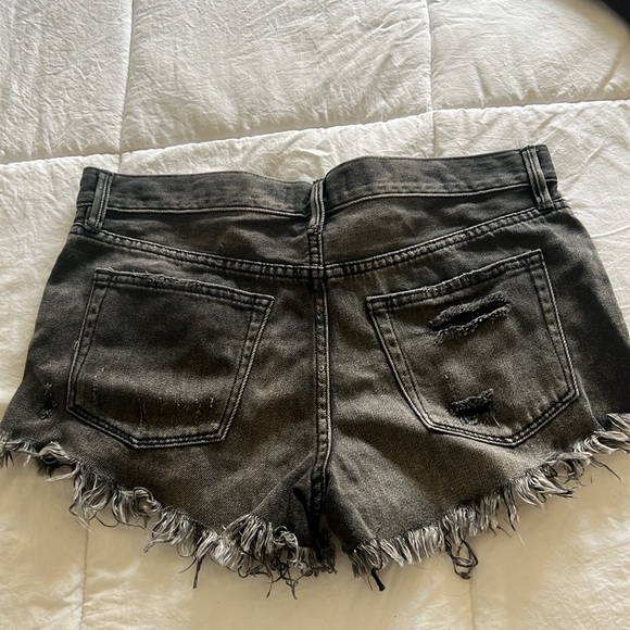 We the Free (Size:26) black, fringed jean-shorts. - Picture 2 of 2